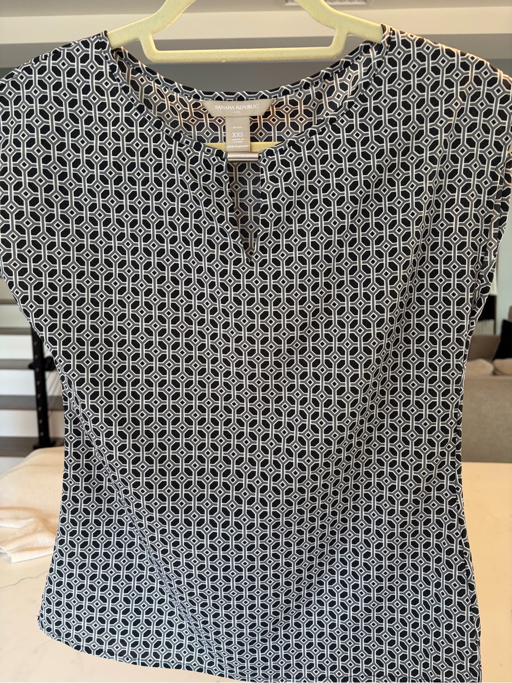 Banana Republic Black and White Geometric Keyhole Cap Sleeve Blouse